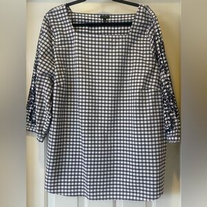 Women’s top in excellent condition